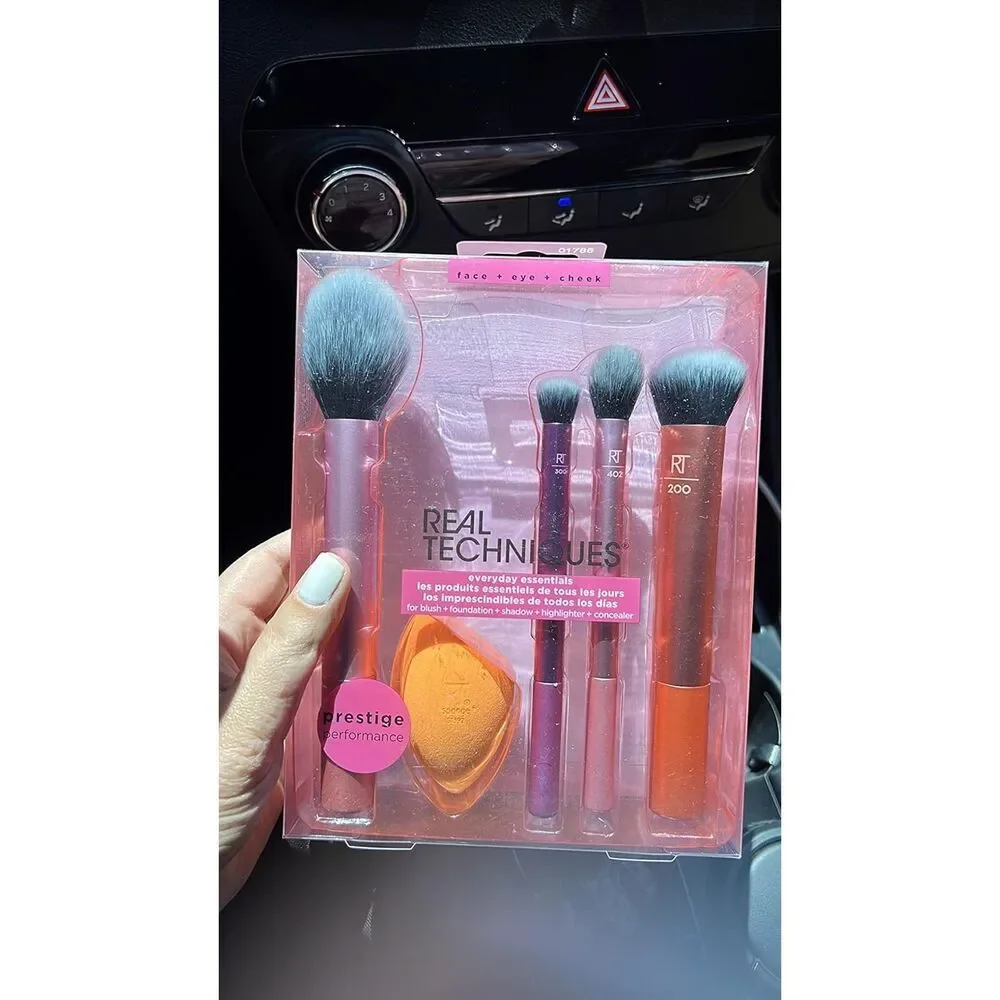 Real Techniques 5 Piece Makeup Brush Set Includes 4 Brushes & Makeup Sponge